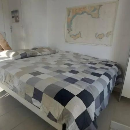 Studio Pieds Dans L'eau 1er Etage Apartment *